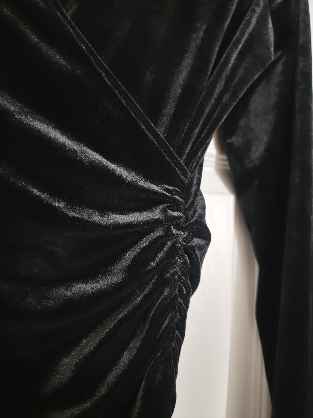 Med Black Velvet Long-Sleeve Ruched Wrap Dress
